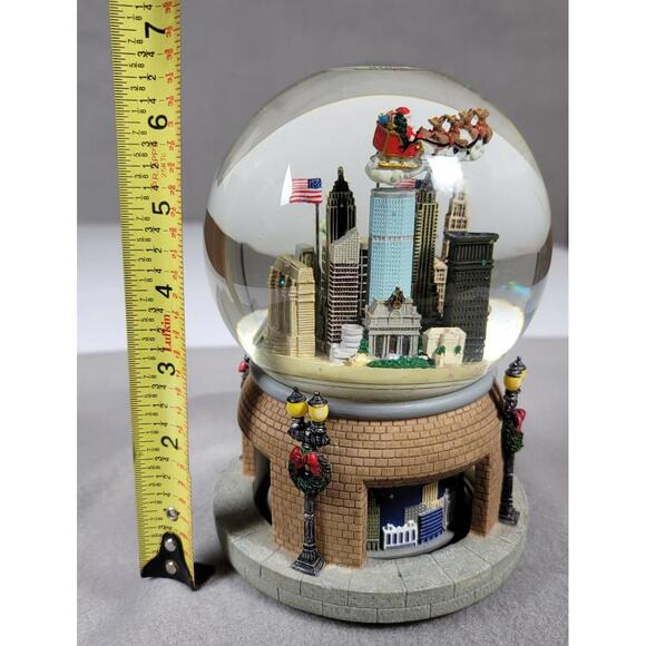 Saks Fifth Avenue Musical Snow Globe NYC New York Santa Claus Is Coming To Town - Picture 10 of 12